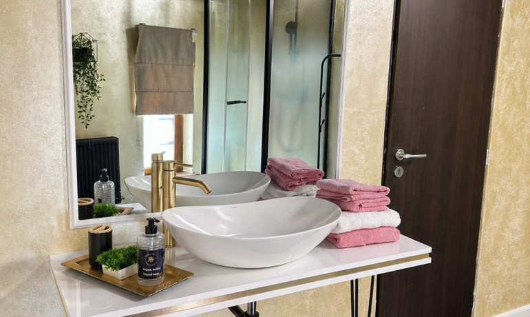 Deluxe room PINK 10 cu jacuzzi