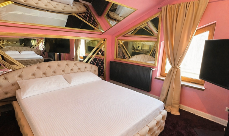 Deluxe room PINK 10 cu jacuzzi