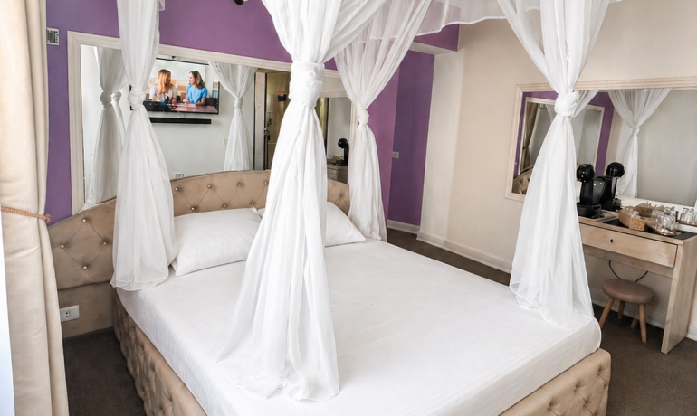 Deluxe room PURPLE 6 cu balcon si bara de dans