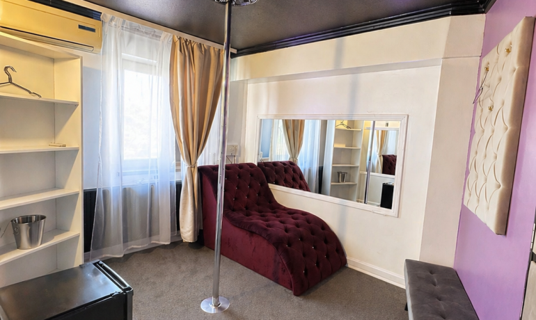 Deluxe room PURPLE 6 cu balcon si bara de dans