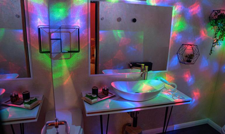 Deluxe room PURPLE 6 cu balcon si bara de dans