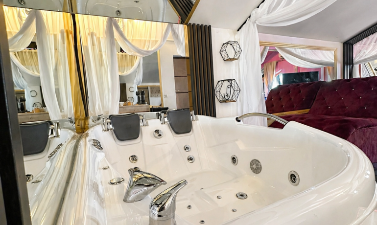 Deluxe room PINK 9 cu jacuzzi